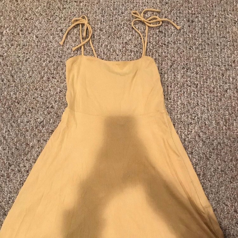 yellow dress